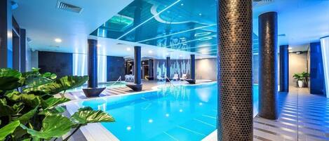 Una piscina cubierta, una piscina al aire libre