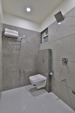 Shower, hydromassage showerhead, slippers, towels - Hotel Orbit (Vadodara)