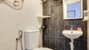 Ein Badezimmer mit Toilette, Dusche und Waschbecken.