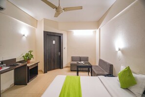 أغطية فراش متميزة وخزنة داخل الغرفة وبديكورات فريدة لكل غرفة