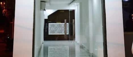Depan hartanah - siang/malam