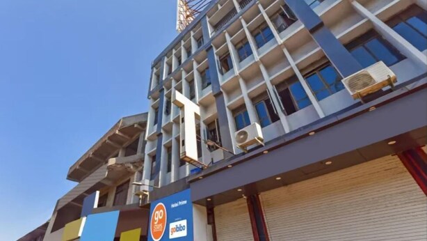Ein mehrstöckiges Gebäude mit modernem architektonischen Design, das eine auffällige Beschilderung für 'goSTARS' und 'goibbo' an der Fassade zeigt.