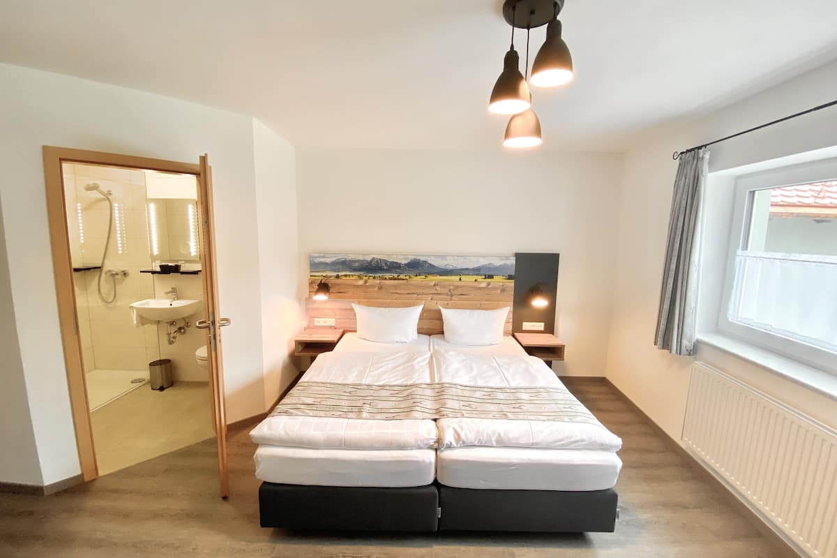 quadruple room | 1 bedroom, in-room safe, individually decorated, desk