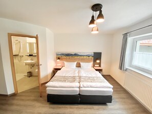 Habitación cuádruple | Caja de seguridad en la habitación y decoración personalizada