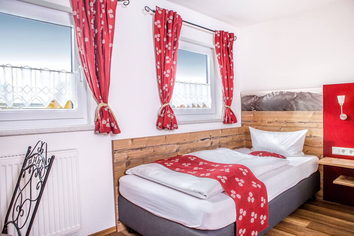 single room | 1 bedroom, in-room safe, individually decorated, desk