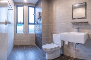 Classic Room | Bathroom | Shower, free toiletries, towels
