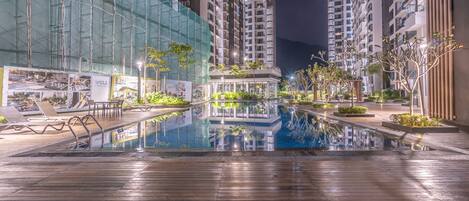 Hồ bơi ngoài trời