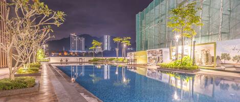 Hồ bơi ngoài trời