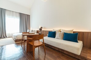 Junior-sviitti (Bathtub only) | Oleskelualue | 42–tuumainen taulutelevisio, jossa digitaalikanavat