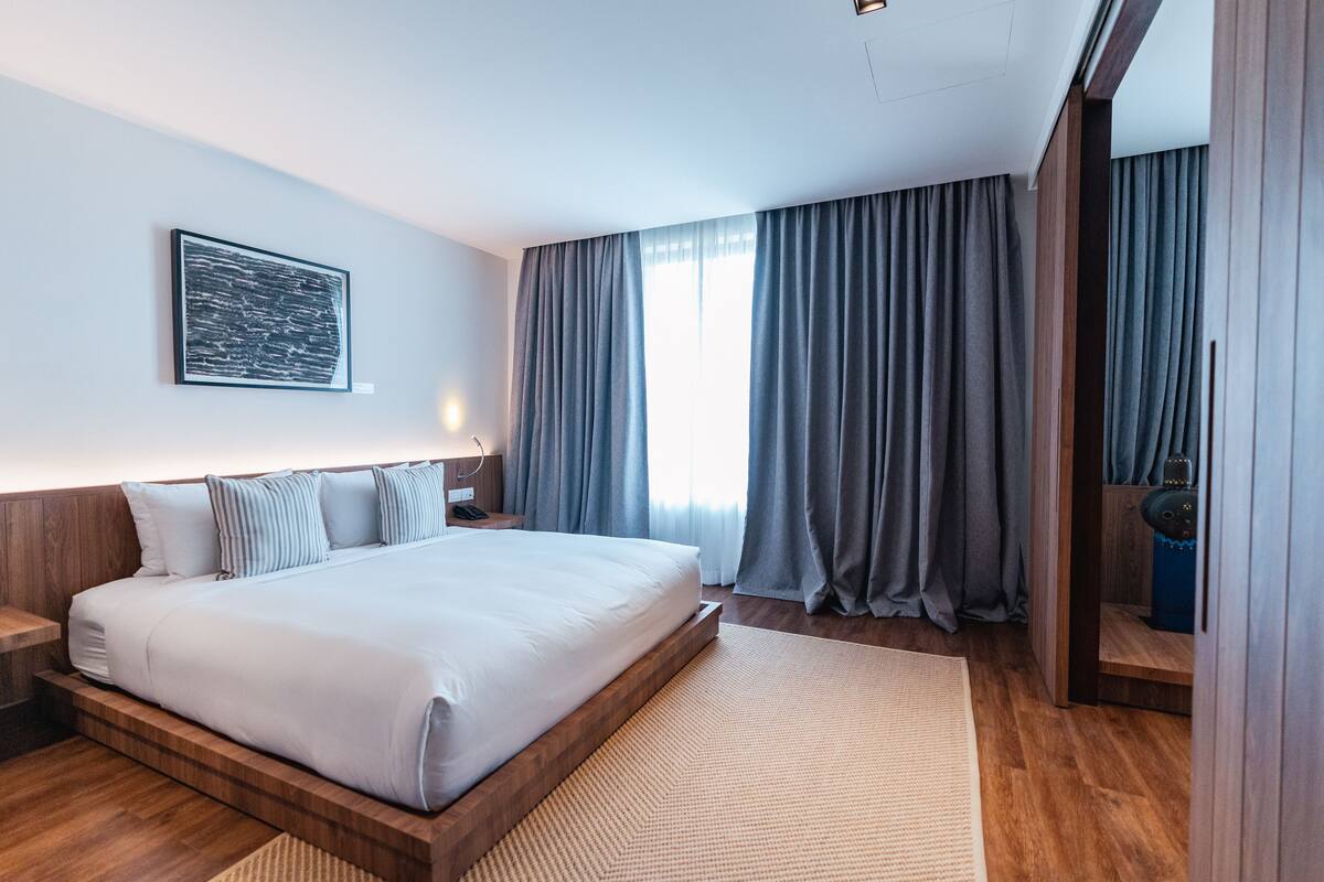 Suite – deluxe, badekar (Only) | Safe på rommet, wi-fi (inkludert) og sengetøy