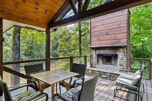 Outdoor dining - Modern mountain home right on Toccoa River w/fire pit and open floor plan (Blue Ridge)