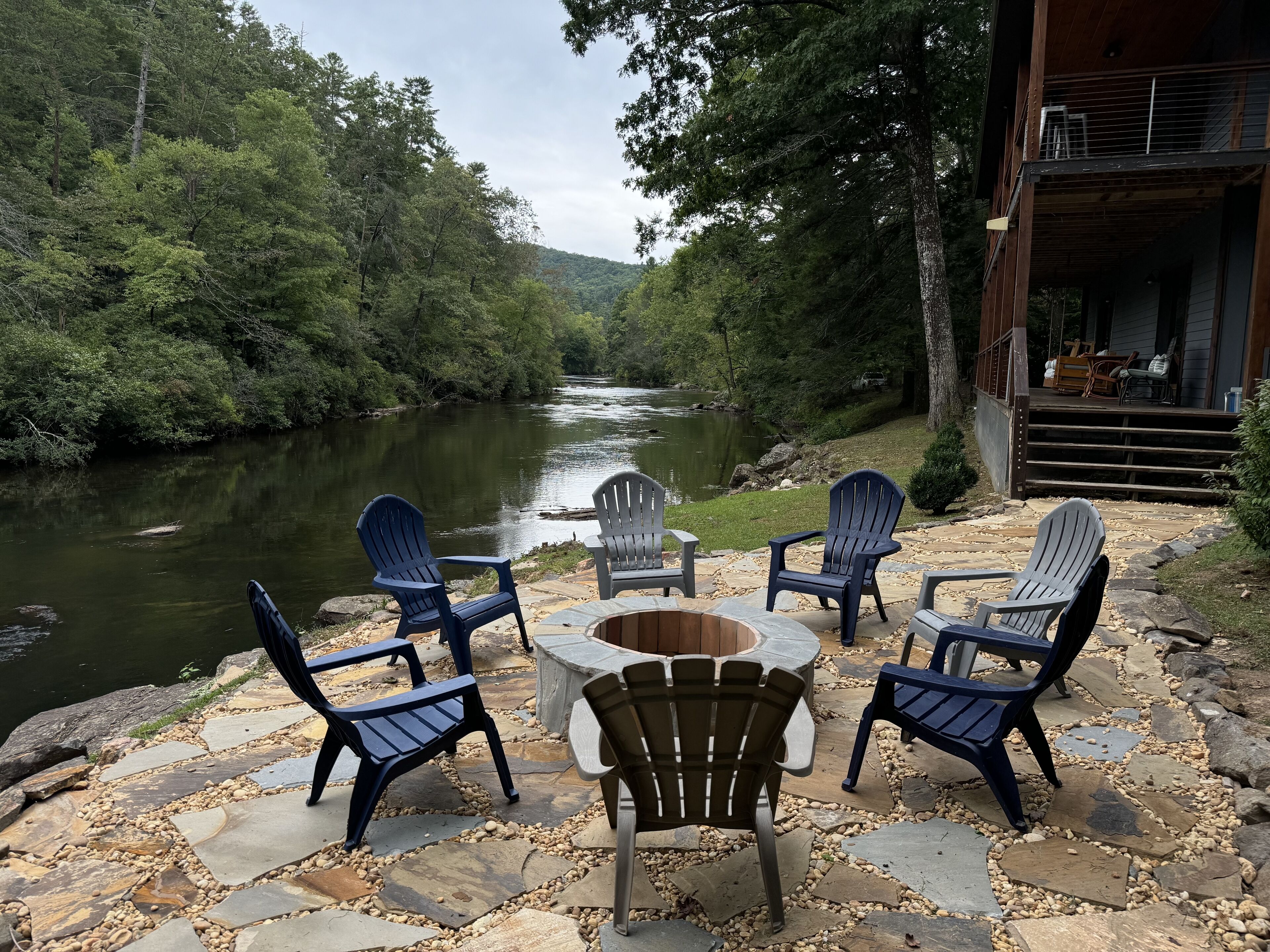 Modern mountain home right on Toccoa River w/fire pit and open floor plan