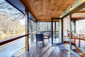 Outdoor dining - Modern mountain home right on Toccoa River w/fire pit and open floor plan (Blue Ridge)