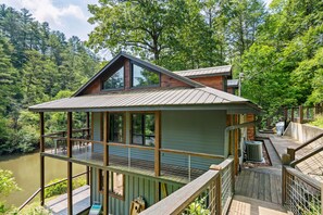 Exterior - Modern mountain home right on Toccoa River w/fire pit and open floor plan (Blue Ridge)