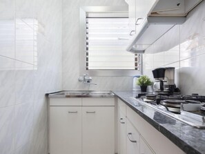 Frigorífic, microones i utensilis de cuina, vaixella i coberteria 