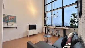 Suite – superior | Oppholdsområde | En 43-tommers LED-TV med digitale kanaler samt TV og strømmetjenester