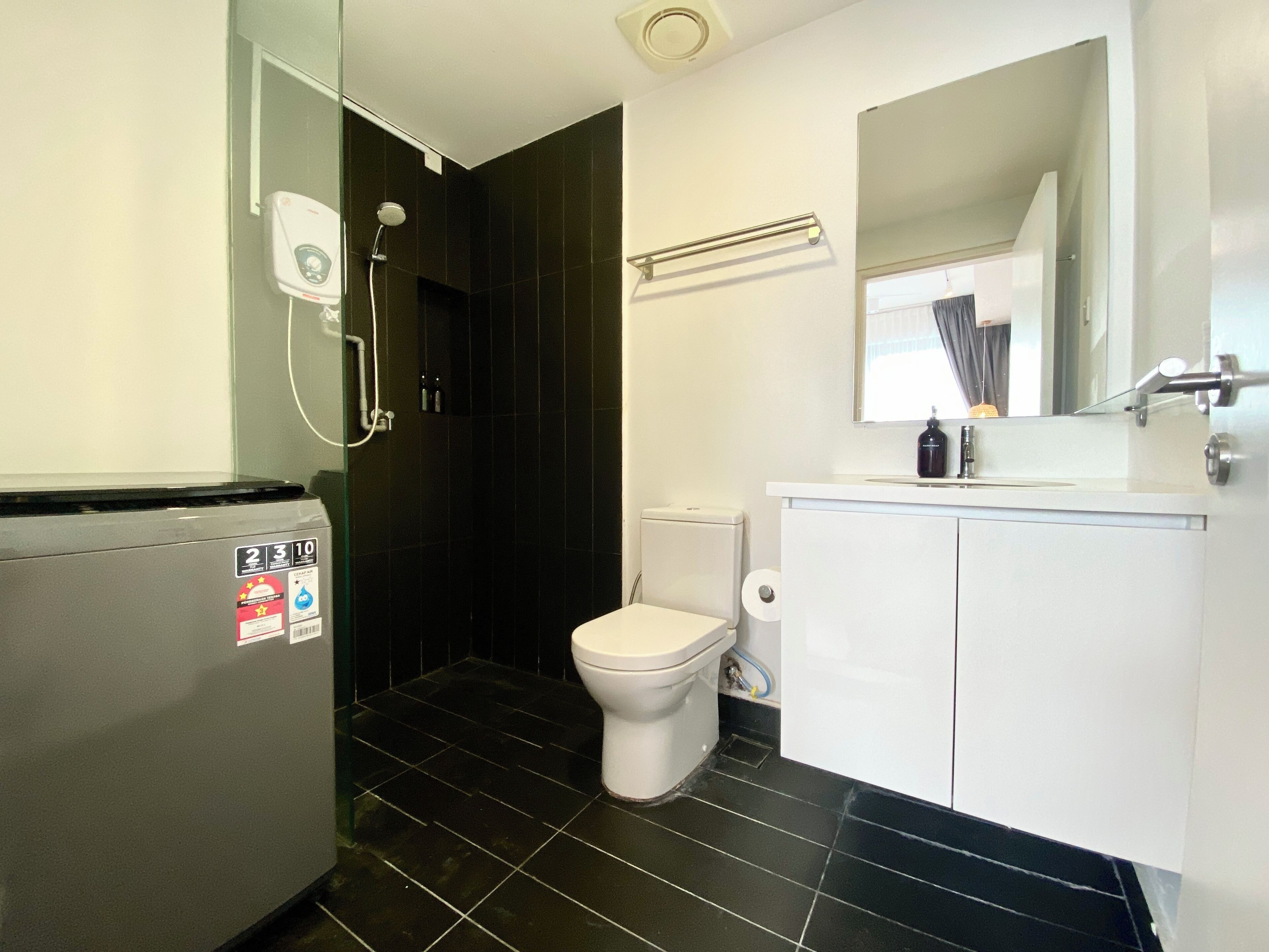 Un baño con inodoro, ducha y lavamanos.