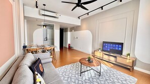 Departamento, 1 habitación, para no fumadores, cocina | Área de sala de estar | Televisión LED de 43 pulgadas con canales digitales y televisión 