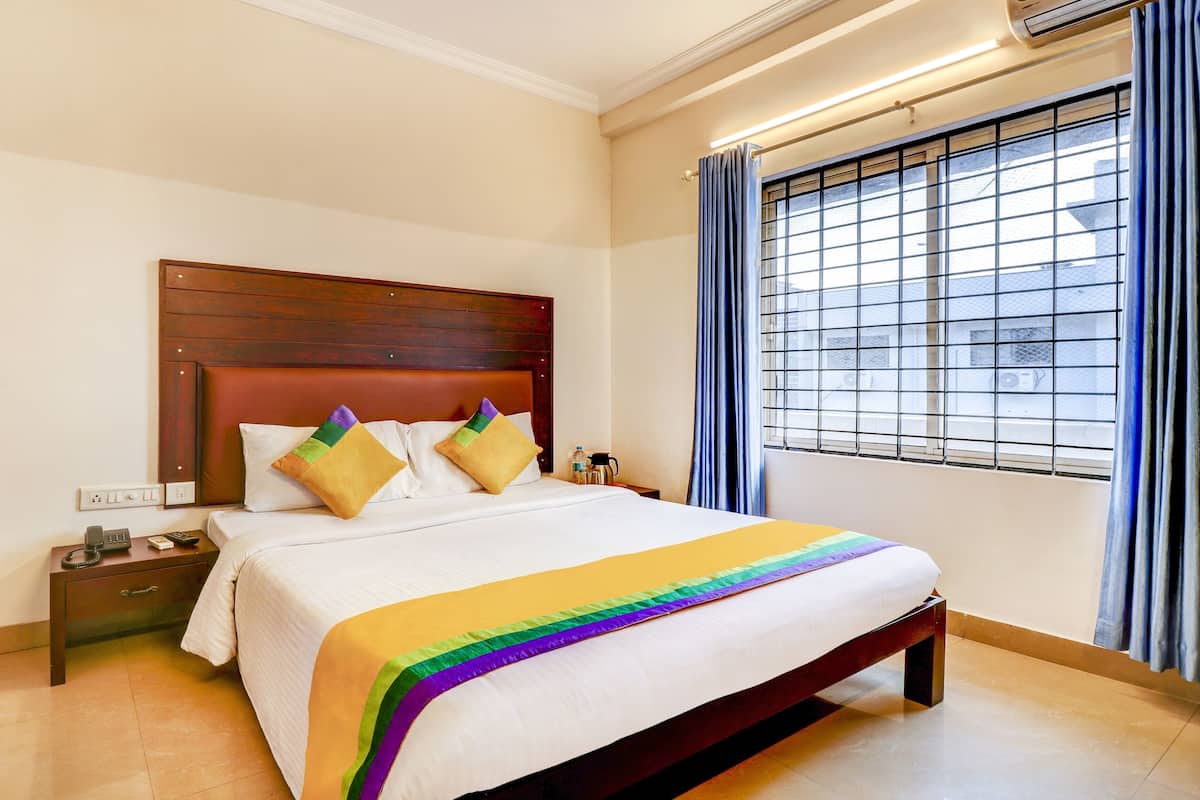 Escritorio, tabla de planchar con plancha, wifi gratis y ropa de cama