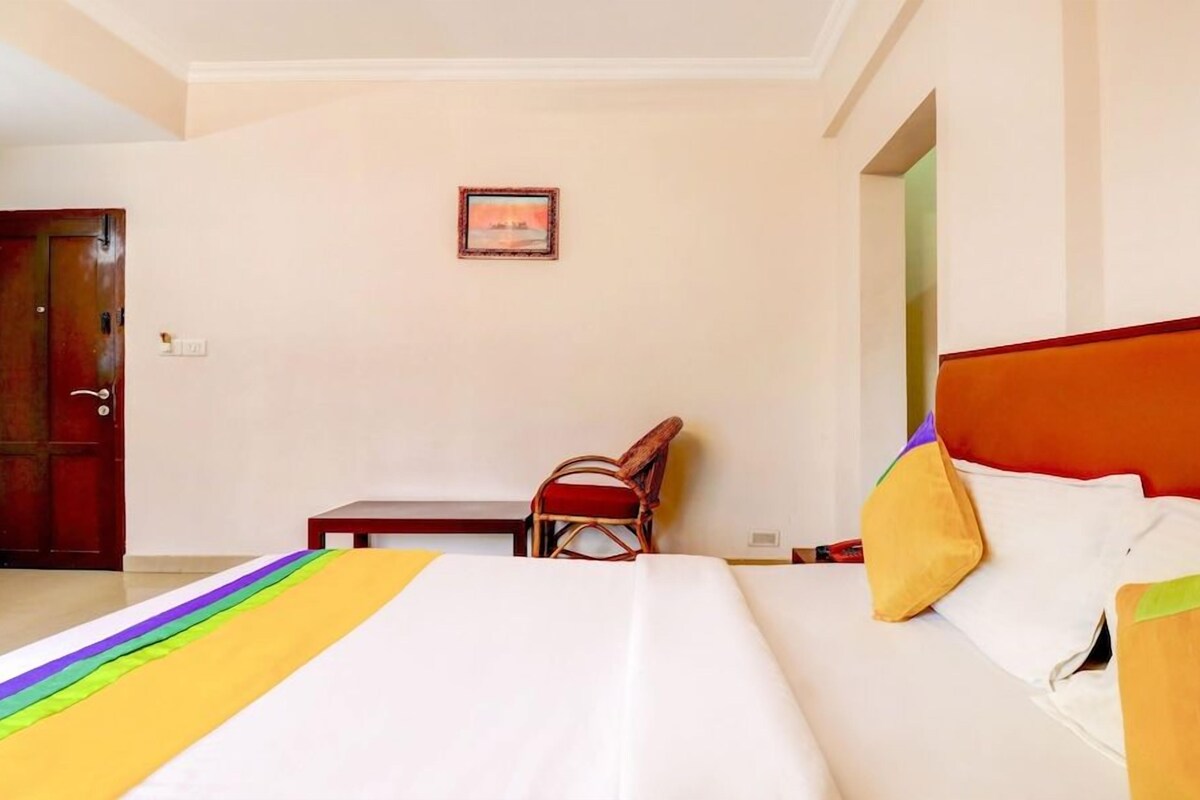 Desk, iron/ironing board (on request), WiFi (free), bed sheets