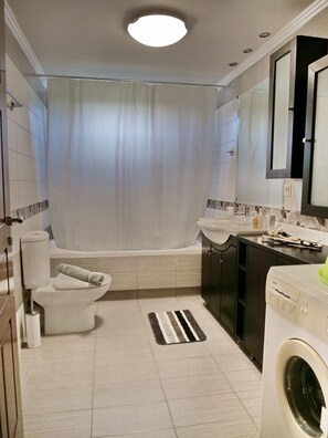 Jetted bath, hair dryer, towels, soap - Private home with nice and cozy design ,close to the beach and many facilities (Chania)