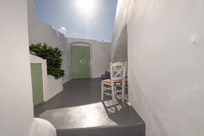 Terrace/patio - Beautiful Cave House and Studio (Santorini)