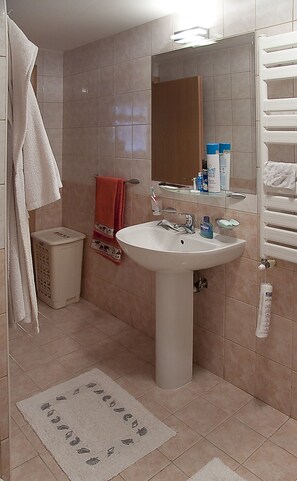 Badewanne, Haartrockner, Handtücher, Shampoo