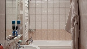A bathroom with a sink, mirror, and bathtub. - Dorobanti 11 - 2 bedroom apartment (Sector 1)