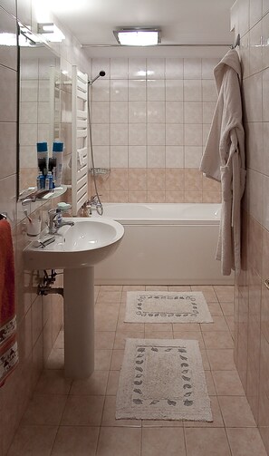 Baignoire, sèche-cheveux, serviettes fournies, shampoing