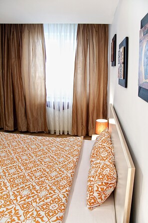 2 bedrooms, iron/ironing board, WiFi, bed sheets