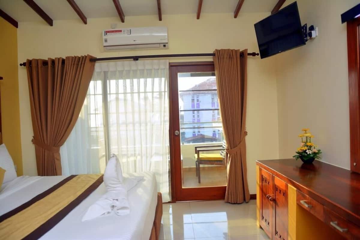 Deluxe Double Room | In-room safe, individually furnished, iron/ironing board, free WiFi