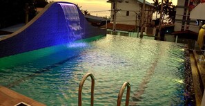 Piscine couverte, parasols de plage