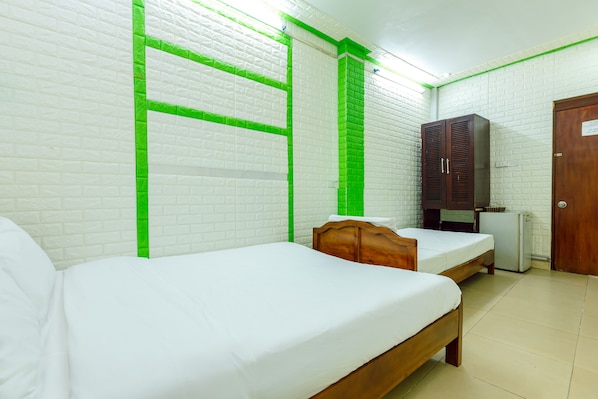 Spot on Standard Triple | Soundproofing, free WiFi, bed sheets