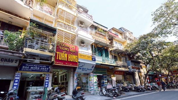 A street with various shops and a hotel named 'The Sinh Tourist'. - OYO 604 Queen Hotel (Hanoi)