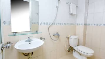 Spot on Standard Triple | Bathroom | Shower, free toiletries, towels, soap
