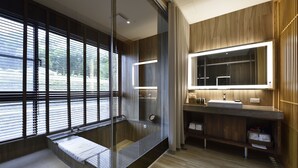 Een moderne badkamer met een grote spiegel, houten lambrisering en een ingebouwde bank.