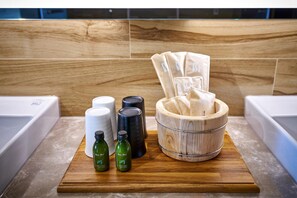 Separate bathtub and shower, spring water bathtub, hair dryer, bathrobes