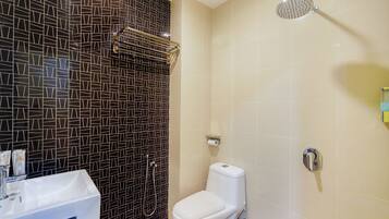 Kamar Twin Deluks | Kamar mandi | Shower dan handuk