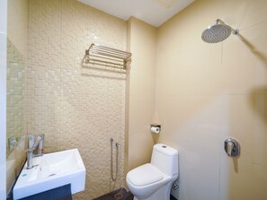 Quarto casal luxo | Banheiro | Chuveiro, toalhas de banho