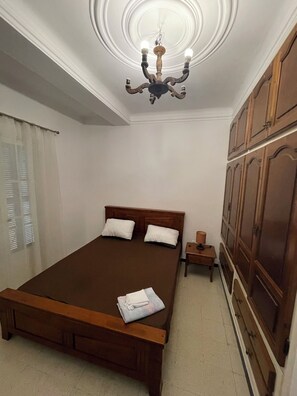 2 bedrooms, iron/ironing board, WiFi, bed sheets