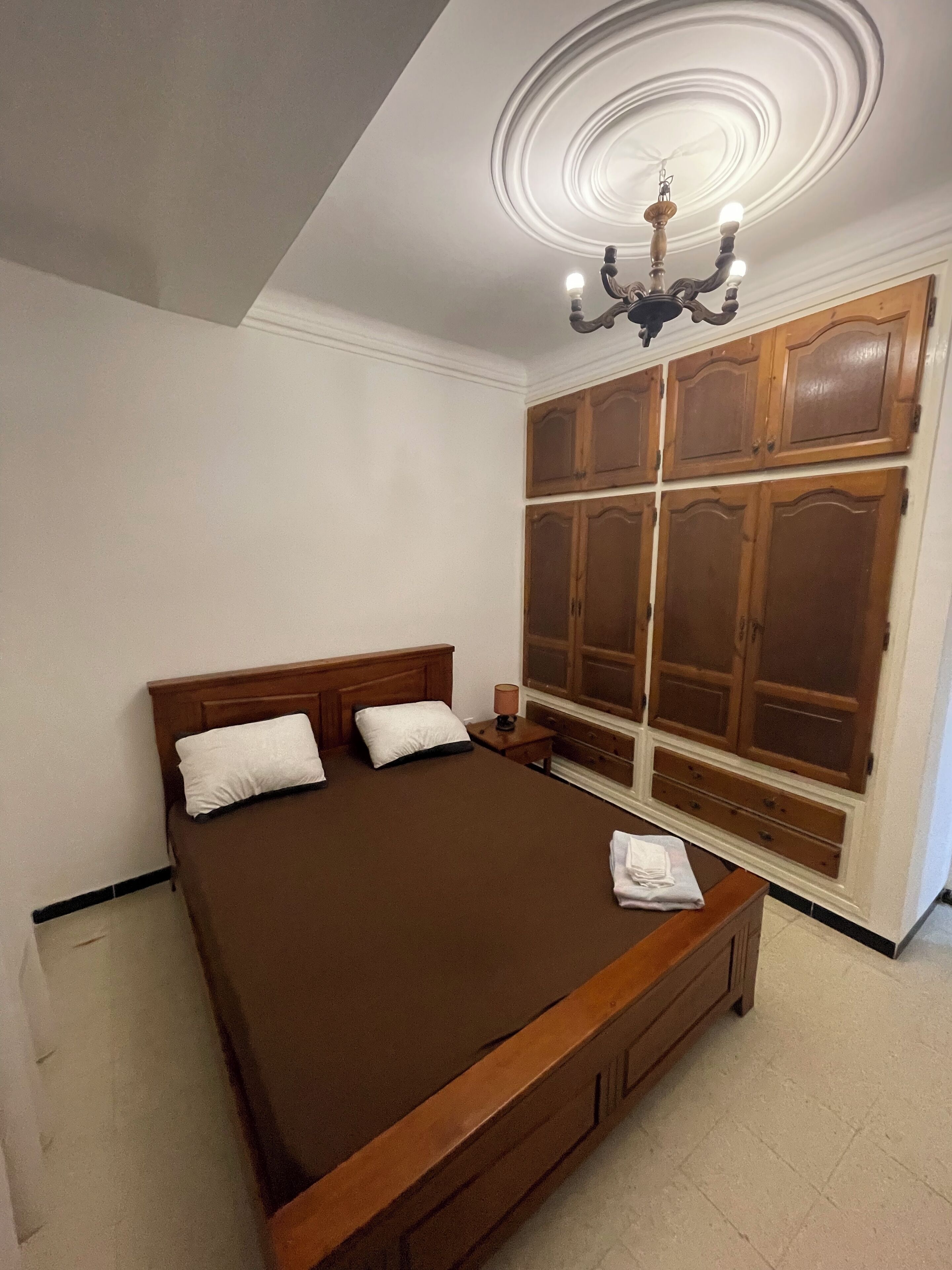 2 habitaciones, tabla de planchar con plancha, wifi y ropa de cama 