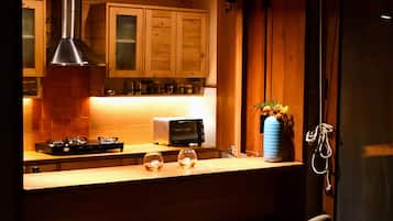 Fridge, oven, stovetop, coffee/tea maker