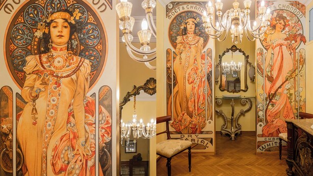 Quarto com um mural grande de uma mulher em traje tradicional, um candelabro e um espelho com uma placa que diz 'DRY SPIRAL'.