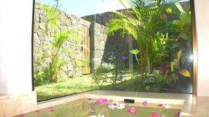 A glass-enclosed pool with water lilies and tropical plants. - Villa Oasis 1 no 7 (Grand-Baie)