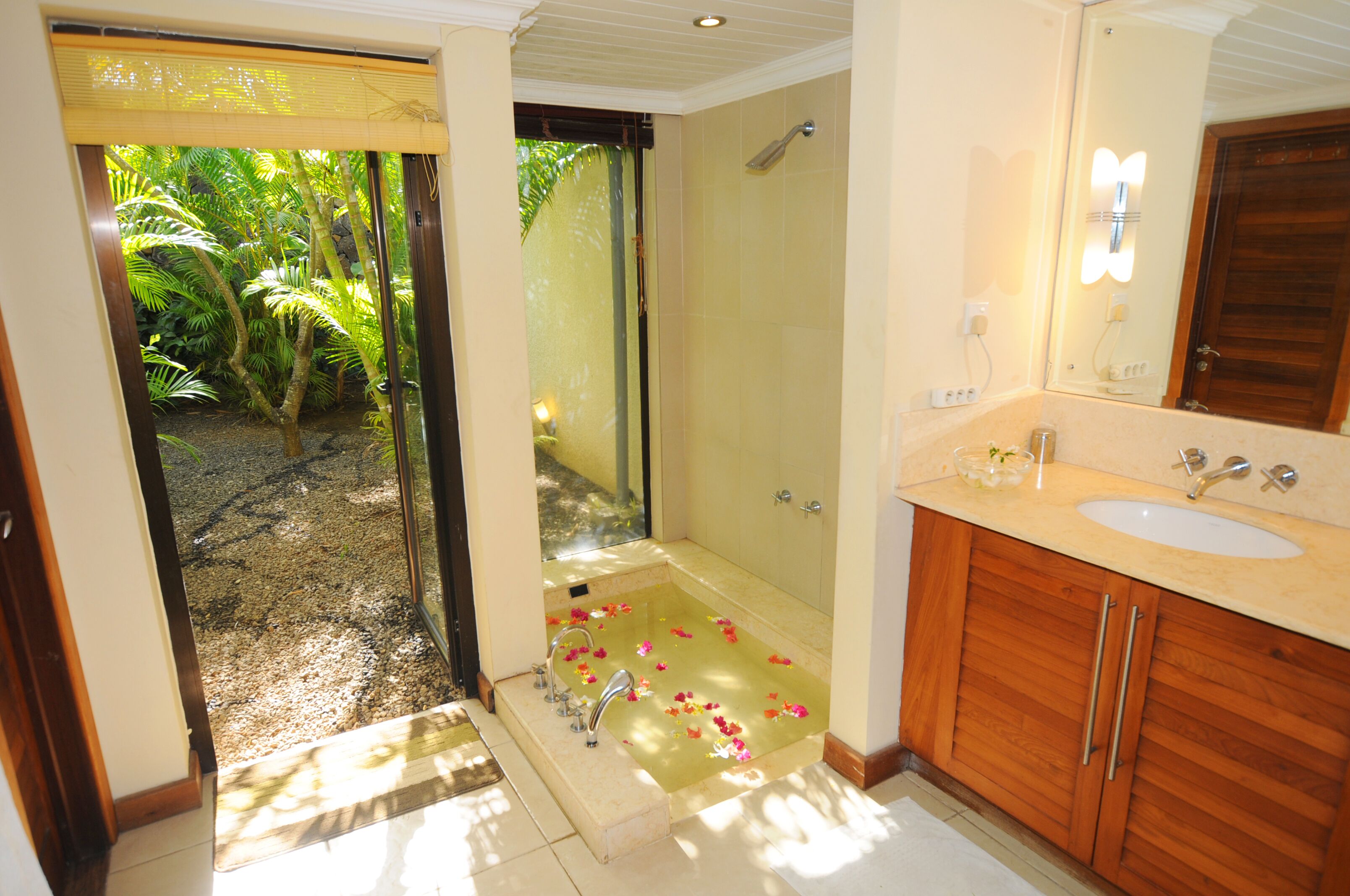 Villa | Badezimmer | Haartrockner, Handtücher