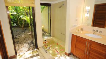 Villa | Badezimmer | Haartrockner, Handtücher