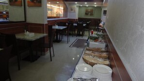 朝食 (ビュッフェ)、毎日提供 (1 名様 2.5 OMR)