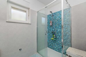 Hair dryer, towels, toilet paper - Holiday house MASLINA with pool (Pinezići)