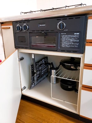 Habitación familiar | Cocineta privada | Refrigerador, microondas, parrilla de estufa y tetera eléctrica 