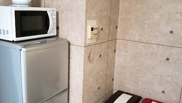 Family Room | Private kitchenette | Fridge, microwave, stovetop, electric kettle
